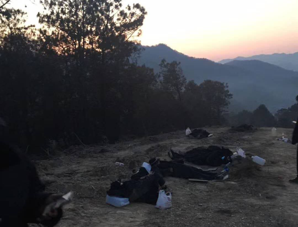 尚九江和队员们躺在地上休息