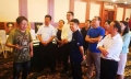 朱旗、徐宁、陈铸武、刘䶮、廖开等领导与艺术家杨奇威交流、品鉴作品