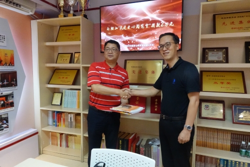 与珠海民建互赠刊物资料