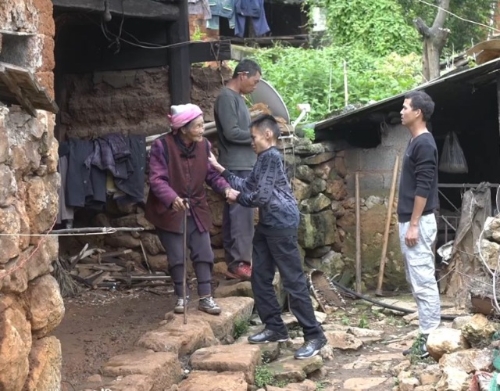 肖云峰走访贫困户(作者;东川区委统战部陈忠宝） (2)