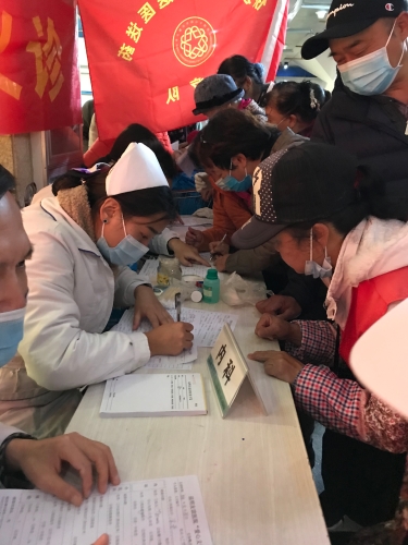 为归侨侨眷和社区居民送医送药2