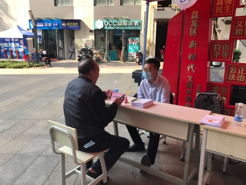 10.北京盈科昆明律师事务所律师为居民提提供法律咨询服务