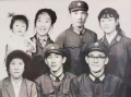 刘斌一家合影。前排右一刘斌、 右二刘明、右三妻子王昌群; 后排右一女儿刘丰、右二刘光、右三女儿刘勤