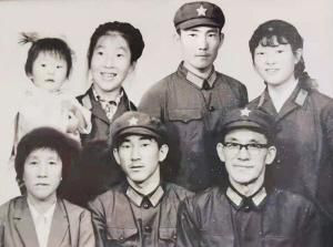 刘斌一家合影。前排右一刘斌、 右二刘明、右三妻子王昌群; 后排右一女儿刘丰、右二刘光、右三女儿刘勤