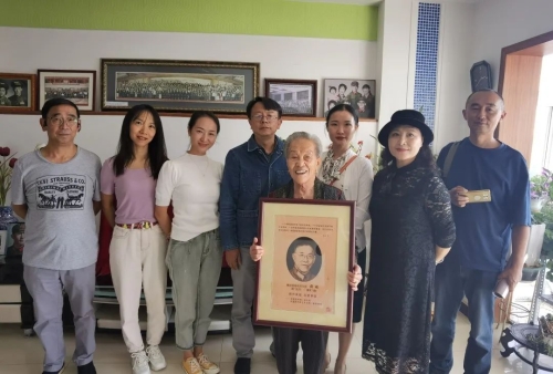 支部盟员代表向王昌群赠送刘斌烙画