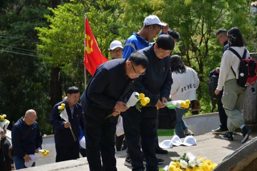 向烈士敬花致哀思