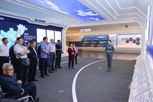 昆明市离退休干部到滇中新区调研