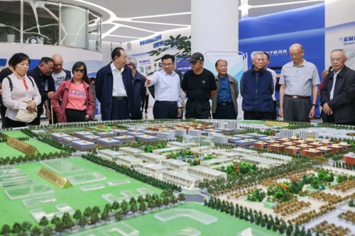 昆明市离退休干部到滇中新区调研1