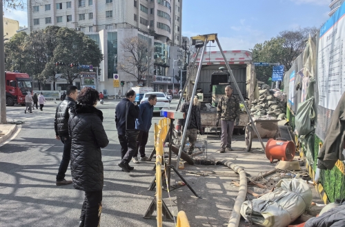 实地调研西山区棕树营片区道路施工围挡
