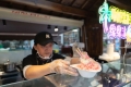 6月6日，摊主王燕在昆明台北街展示制作好的绵绵冰