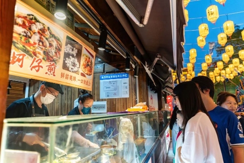 6月6日，游客在昆明台北街购买蚵仔煎