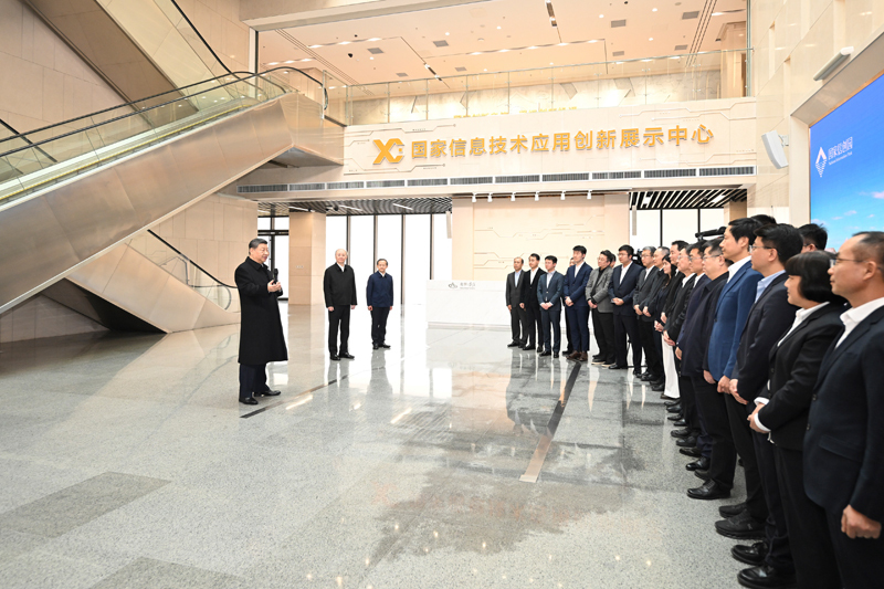 2月9日至10日，中共中央总书记、国家主席、中央军委主席习近平在北京考察并看望慰问基层干部群众。这是9日上午，习近平在位于北京亦庄的国家信创园考察时，同科研人员和科技企业负责人代表交流.