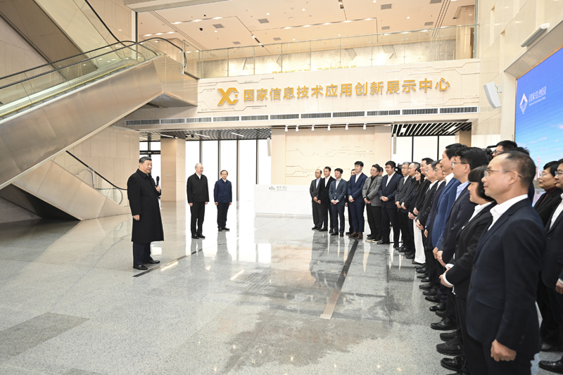 2月9日至10日，中共中央总书记、国家主席、中央军委主席习近平在北京考察并看望慰问基层干部群众。这是9日上午，习近平在位于北京亦庄的国家信创园考察时，同科研人员和科技企业负责人代表交流..