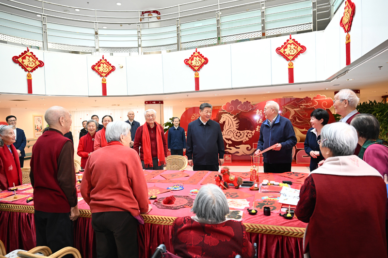 2月9日至10日，中共中央总书记、国家主席、中央军委主席习近平在北京考察并看望慰问基层干部群众。这是10日上午，习近平在西城区“吾老·新街”养老服务街区银龄老年公寓考察时，同老人们亲切交流.