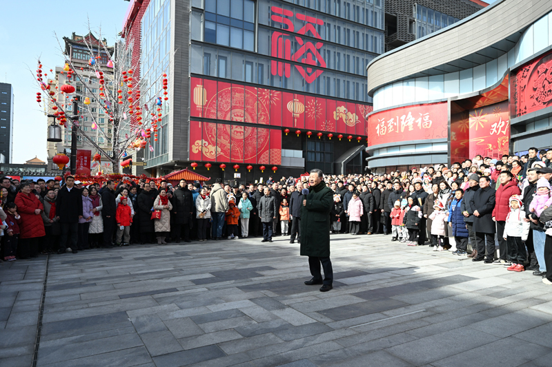 2月9日至10日，中共中央总书记、国家主席、中央军委主席习近平在北京考察并看望慰问基层干部群众。这是10日上午，习近平在东城区隆福寺街区考察时，向全国各族人民和香港同胞、澳门同胞、台湾同胞、海外侨胞致以美好的新春祝福.