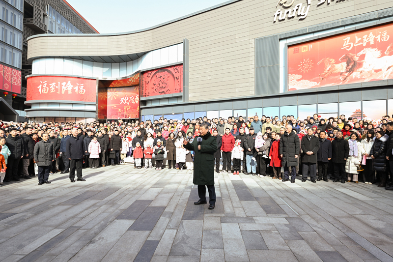 2月9日至10日，中共中央总书记、国家主席、中央军委主席习近平在北京考察并看望慰问基层干部群众。这是10日上午，习近平在东城区隆福寺街区考察时，向全国各族人民和香港同胞、澳门同胞、台湾同胞、海外侨胞致以美好的新春祝福..