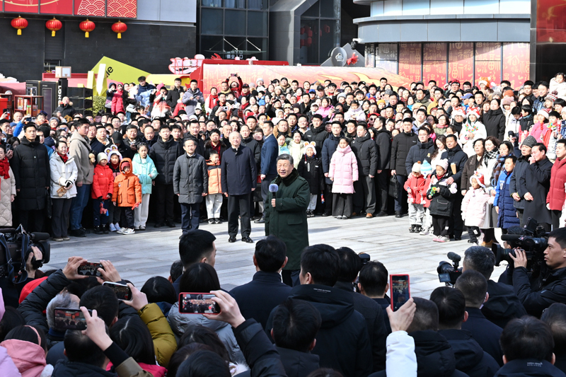 2月9日至10日，中共中央总书记、国家主席、中央军委主席习近平在北京考察并看望慰问基层干部群众。这是10日上午，习近平在东城区隆福寺街区考察时，向全国各族人民和香港同胞、澳门同胞、台湾同胞、海外侨胞致以美好的新春祝福...