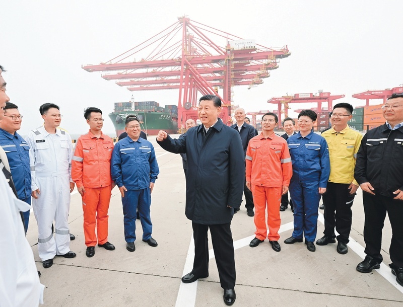 2024年5月22日至24日，中共中央总书记、国家主席、中央军委主席习近平在山东考察。这是22日下午，习近平在日照港亲切慰问港口科技工作者、运营人员、航运人员。