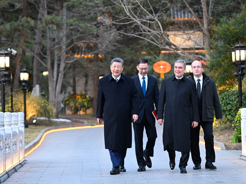 3月18日下午，国家主席习近平在北京钓鱼台国宾馆会见来华进行友好访问的土库曼斯坦民族领袖、人民委员会主席别尔德穆哈梅多夫。这是习近平同别尔德穆哈梅多夫一起散步。