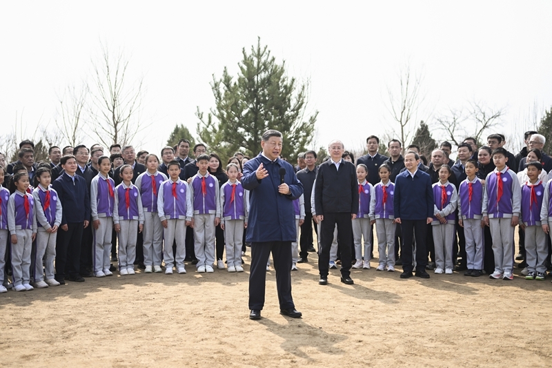 3月30日，党和国家领导人习近平、李强、赵乐际、王沪宁、蔡奇、丁薛祥、李希等来到北京市昌平区百善镇参加首都义务植树活动。这是习近平同在场的干部群众、少先队员亲切交谈.