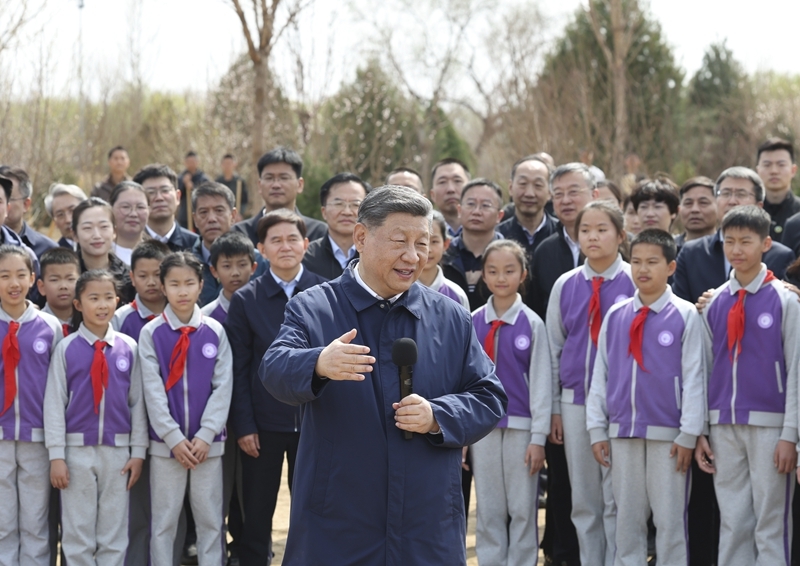 3月30日，党和国家领导人习近平、李强、赵乐际、王沪宁、蔡奇、丁薛祥、李希等来到北京市昌平区百善镇参加首都义务植树活动。这是习近平同在场的干部群众、少先队员亲切交谈..