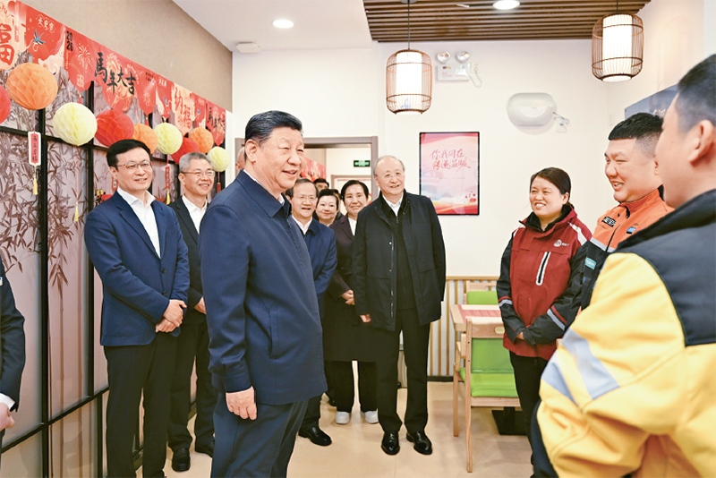 2026年2月9日至10日,中共中央总书记、国家主席、中央军委主席习近平在北京考察并看望慰问基层干部群众。这是10日上午,习近平在西城区新街口街道父母食堂考察时,同在这里休息的快递小哥亲切交流。 2026年2月9日至10日,中共中央总书记、国家主席、中央军委主席习近平在北京考察并看望慰问基层干部群众。这是10日上午,习近平在西城区新街口街道父母食堂考察时,同在这里休息的快递小哥亲切交流。