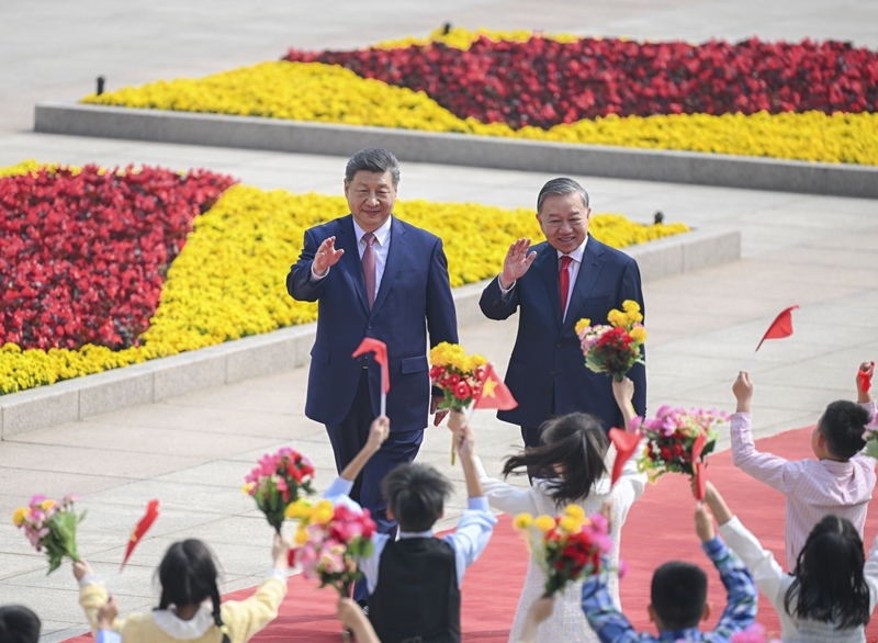4月15日上午，中共中央总书记、国家主席习近平在北京人民大会堂同来华进行国事访问的越共中央总书记、国家主席苏林举行会谈。这是会谈前，习近平在人民大会堂东门外广场为苏林举行欢迎仪式。