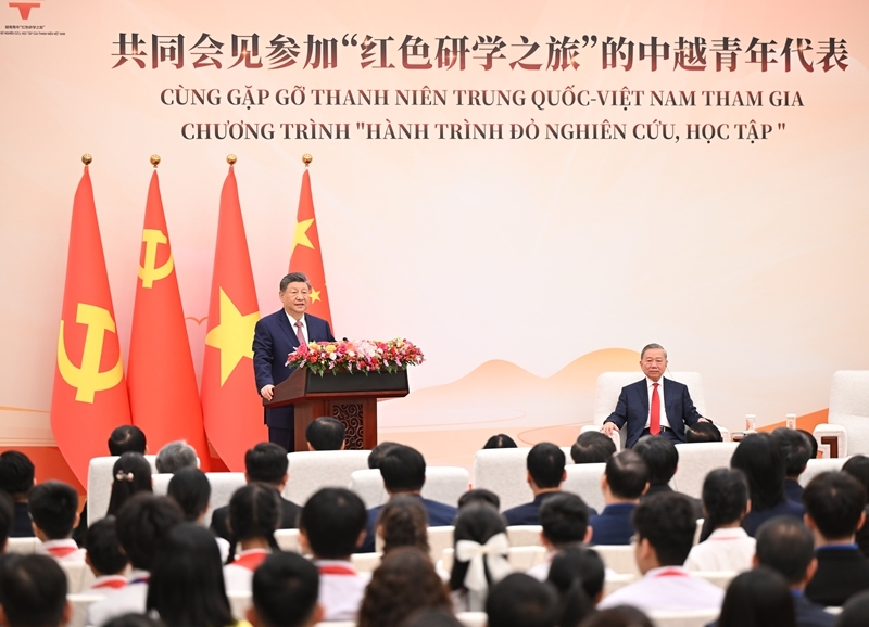 4月15日上午，中共中央总书记、国家主席习近平在北京人民大会堂同来华进行国事访问的越共中央总书记、国家主席苏林共同会见参加“红色研学之旅”的中越青年代表。