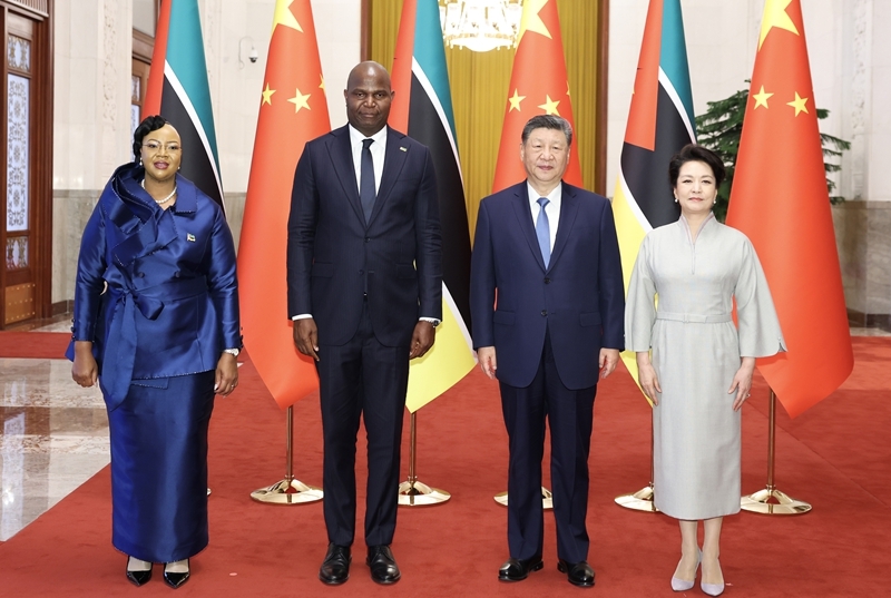 4月21日下午，国家主席习近平在北京人民大会堂同来华进行国事访问的莫桑比克总统查波举行会谈。这是会谈前，习近平和夫人彭丽媛同查波和夫人盖塔合影。