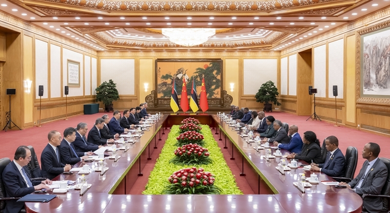 4月21日下午，国家主席习近平在北京人民大会堂同来华进行国事访问的莫桑比克总统查波举行会谈。