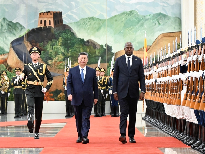 4月21日下午，国家主席习近平在北京人民大会堂同来华进行国事访问的莫桑比克总统查波举行会谈。这是会谈前，习近平在人民大会堂北大厅为查波举行欢迎仪式。