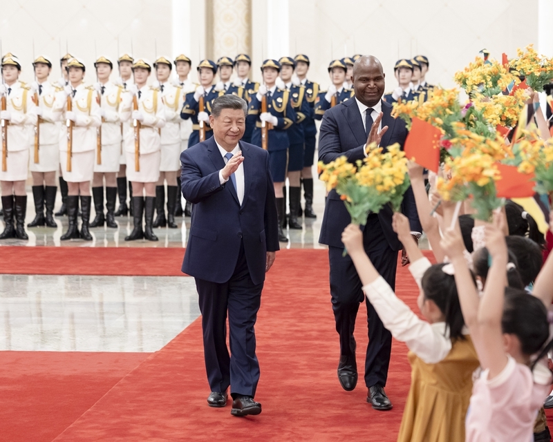 4月21日下午，国家主席习近平在北京人民大会堂同来华进行国事访问的莫桑比克总统查波举行会谈。这是会谈前，习近平在人民大会堂北大厅为查波举行欢迎仪式.