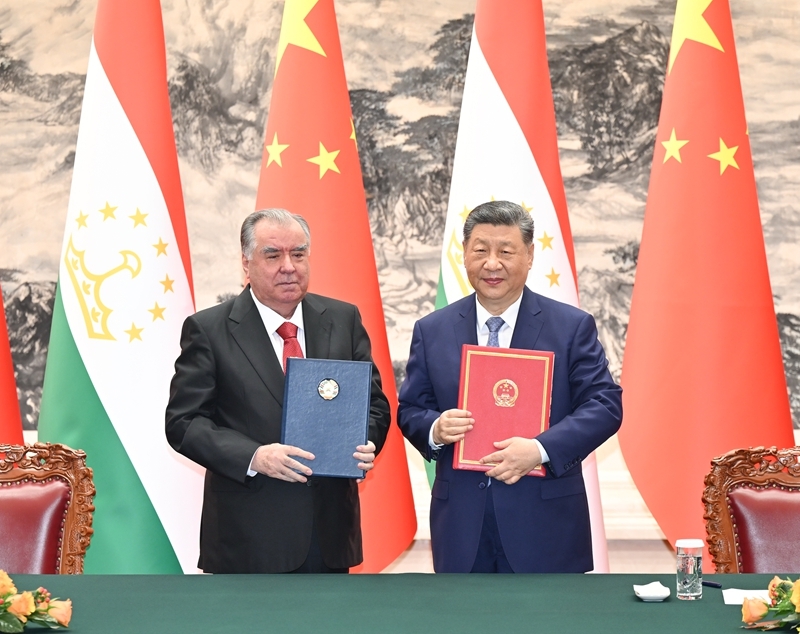 5月12日下午，国家主席习近平在北京人民大会堂同来华进行国事访问的塔吉克斯坦总统拉赫蒙举行会谈。会谈后，两国元首共同出席合作文件签字仪式。