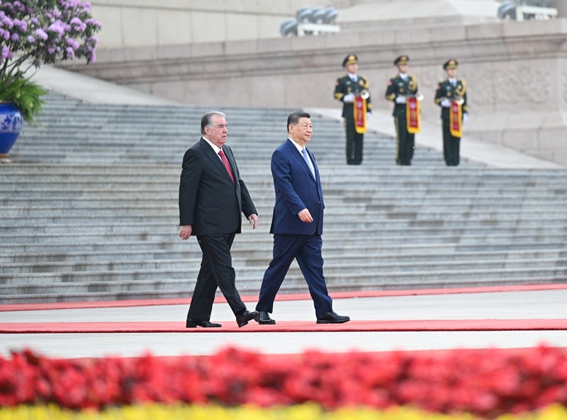 5月12日下午，国家主席习近平在北京人民大会堂同来华进行国事访问的塔吉克斯坦总统拉赫蒙举行会谈。这是会谈前，习近平在人民大会堂东门外广场为拉赫蒙举行欢迎仪式.