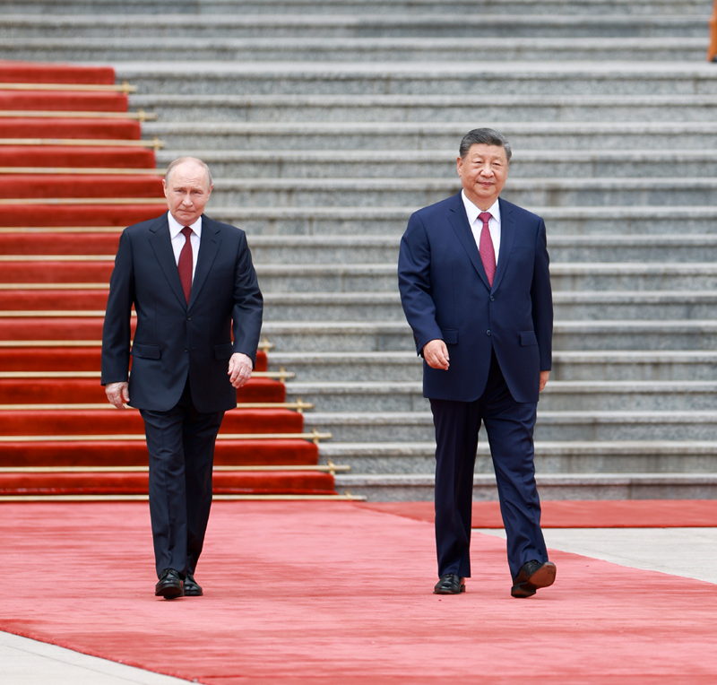 5月20日上午，国家主席习近平在北京人民大会堂同来华进行国事访问的俄罗斯总统普京举行会谈。会谈前，习近平在人民大会堂东门外广场为普京举行欢迎仪式.