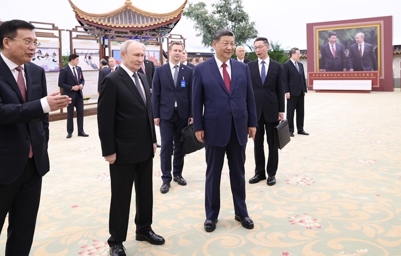 5月20日晚，国家主席习近平同俄罗斯总统普京在北京人民大会堂共同参观“传承中俄世代友好 树立大国关系典范”图片展。