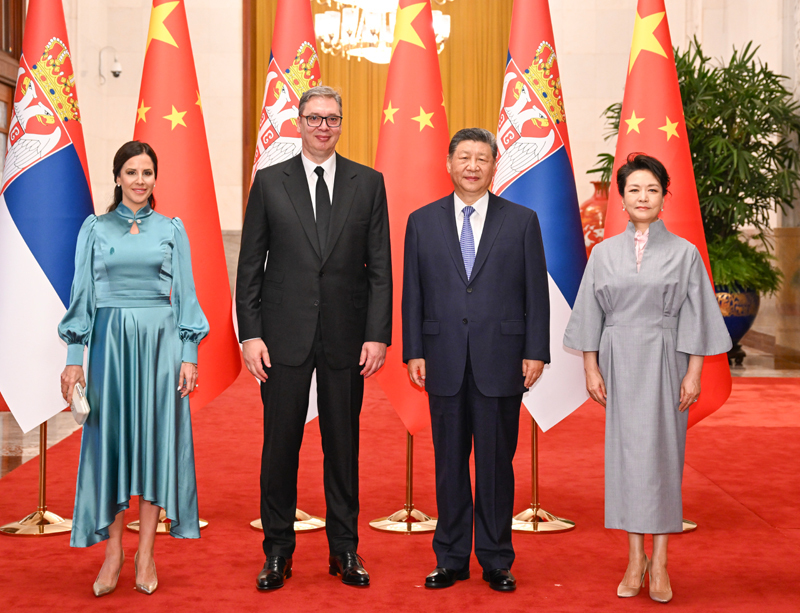 5月25日下午，国家主席习近平在北京人民大会堂同来华进行国事访问的塞尔维亚总统武契奇举行会谈。这是会谈前，习近平和夫人彭丽媛同武契奇和夫人塔玛拉合影。