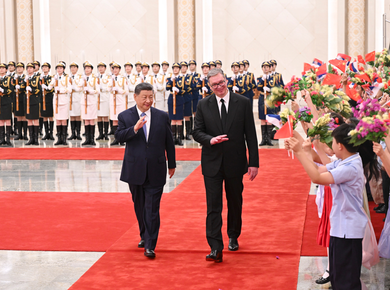 5月25日下午，国家主席习近平在北京人民大会堂同来华进行国事访问的塞尔维亚总统武契奇举行会谈。这是会谈前，习近平在人民大会堂北大厅为武契奇举行欢迎仪式。