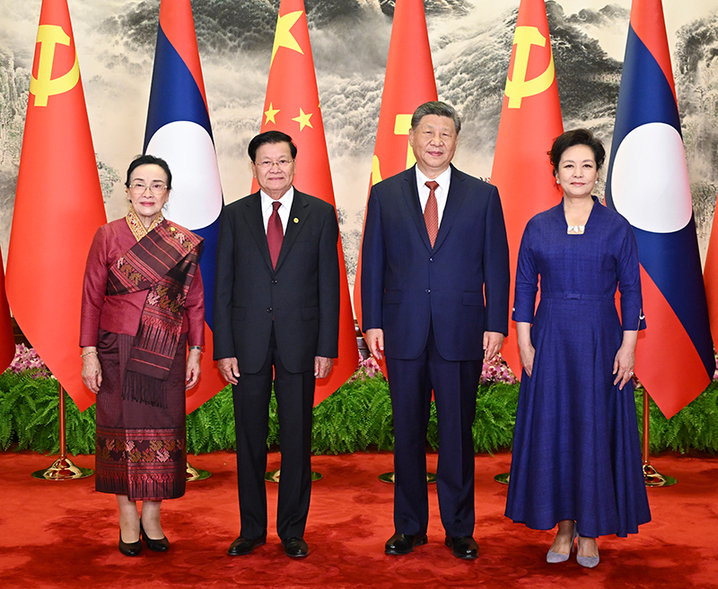 这是会谈前，习近平和夫人彭丽媛同通伦和夫人娜丽合影。