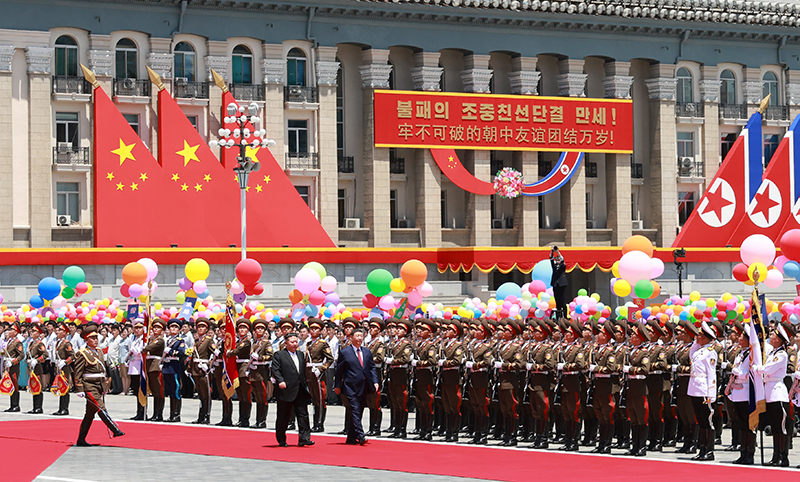 当地时间6月8日中午，朝鲜劳动党总书记、国务委员长金正恩在平壤金日成广场为中共中央总书记、国家主席习近平举行盛大欢迎仪式。这是习近平在金正恩陪同下，检阅朝鲜人民军三军仪仗队。