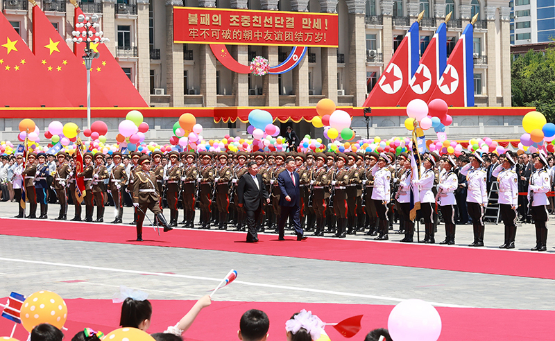 当地时间6月8日中午，朝鲜劳动党总书记、国务委员长金正恩在平壤金日成广场为中共中央总书记、国家主席习近平举行盛大欢迎仪式。这是习近平在金正恩陪同下，检阅朝鲜人民军三军仪仗队.