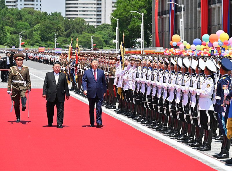 当地时间6月8日中午，朝鲜劳动党总书记、国务委员长金正恩在平壤金日成广场为中共中央总书记、国家主席习近平举行盛大欢迎仪式。这是习近平在金正恩陪同下，检阅朝鲜人民军三军仪仗队..