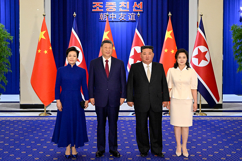 当地时间6月8日晚，中共中央总书记、国家主席习近平和夫人彭丽媛在平壤木兰馆出席朝鲜劳动党总书记、国务委员长金正恩举行的欢迎宴会。这是习近平和彭丽媛同金正恩和夫人李雪主亲切合影。