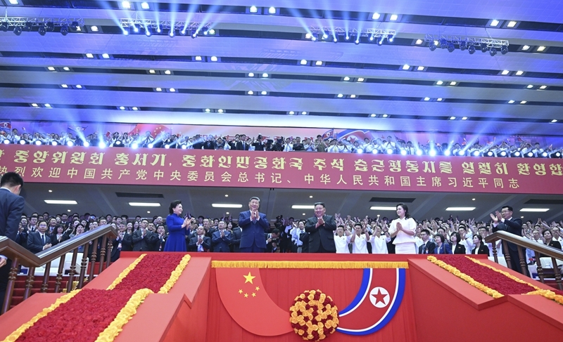 当地时间6月8日晚，中共中央总书记、国家主席习近平和夫人彭丽媛在朝鲜劳动党总书记、国务委员长金正恩和夫人李雪主陪同下，在平壤体育馆同朝鲜各界群众一道观看专场文艺演出