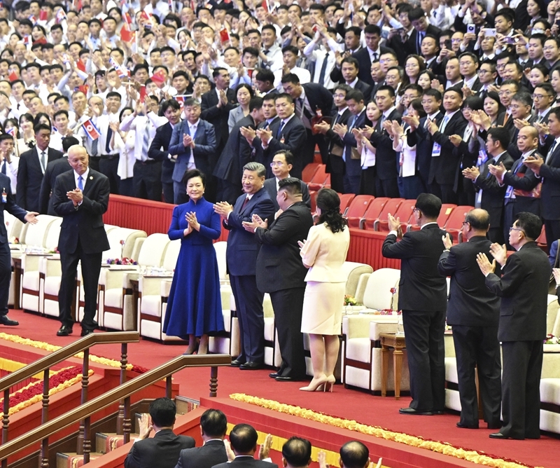 当地时间6月8日晚，中共中央总书记、国家主席习近平和夫人彭丽媛在朝鲜劳动党总书记、国务委员长金正恩和夫人李雪主陪同下，在平壤体育馆同朝鲜各界群众一道观看专场文艺演出.