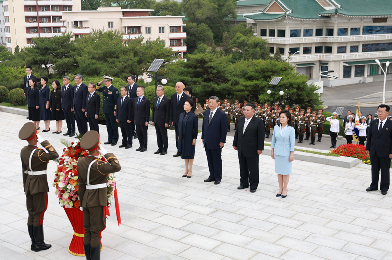 当地时间6月9日上午，正在朝鲜进行国事访问的中共中央总书记、国家主席习近平和夫人彭丽媛参谒中朝友谊塔。朝鲜劳动党总书记、国务委员长金正恩和夫人李雪主陪同。