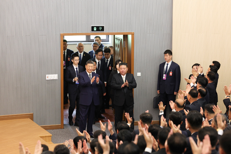 当地时间6月9日上午，中共中央总书记、国家主席习近平在朝鲜劳动党总书记、国务委员长金正恩陪同下，参访位于平壤的朝鲜劳动党中央干部学校。这是在金正恩陪同下，习近平步入学校阶梯教室。