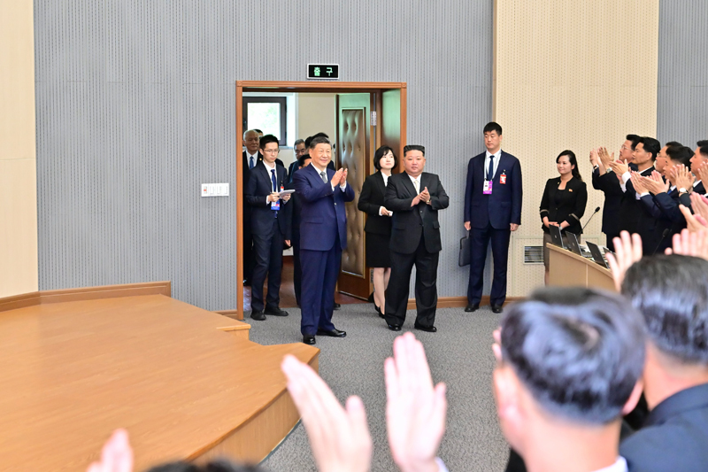 当地时间6月9日上午，中共中央总书记、国家主席习近平在朝鲜劳动党总书记、国务委员长金正恩陪同下，参访位于平壤的朝鲜劳动党中央干部学校。这是在金正恩陪同下，习近平步入学校阶梯教室.