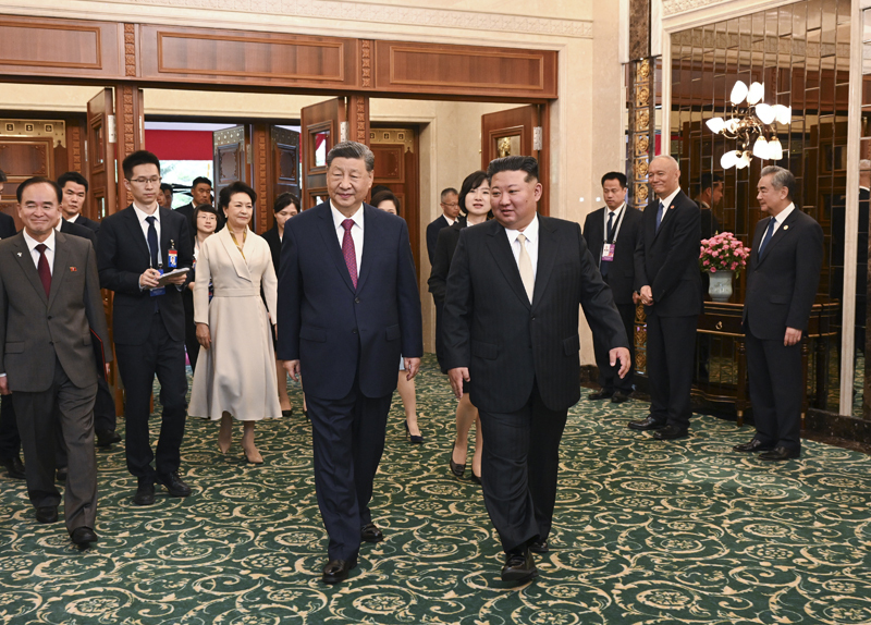 当地时间6月9日，中共中央总书记、国家主席习近平和夫人彭丽媛在平壤锦绣山迎宾馆出席朝鲜劳动党总书记、国务委员长金正恩和夫人李雪主举行的小范围午宴。