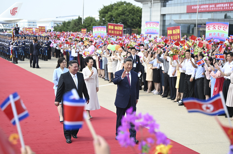 当地时间6月9日下午，中共中央总书记、国家主席习近平结束对朝鲜的国事访问离开平壤。朝鲜劳动党总书记、国务委员长金正恩和夫人李雪主到机场送行，为习近平和夫人彭丽媛举行隆重的欢送仪式。